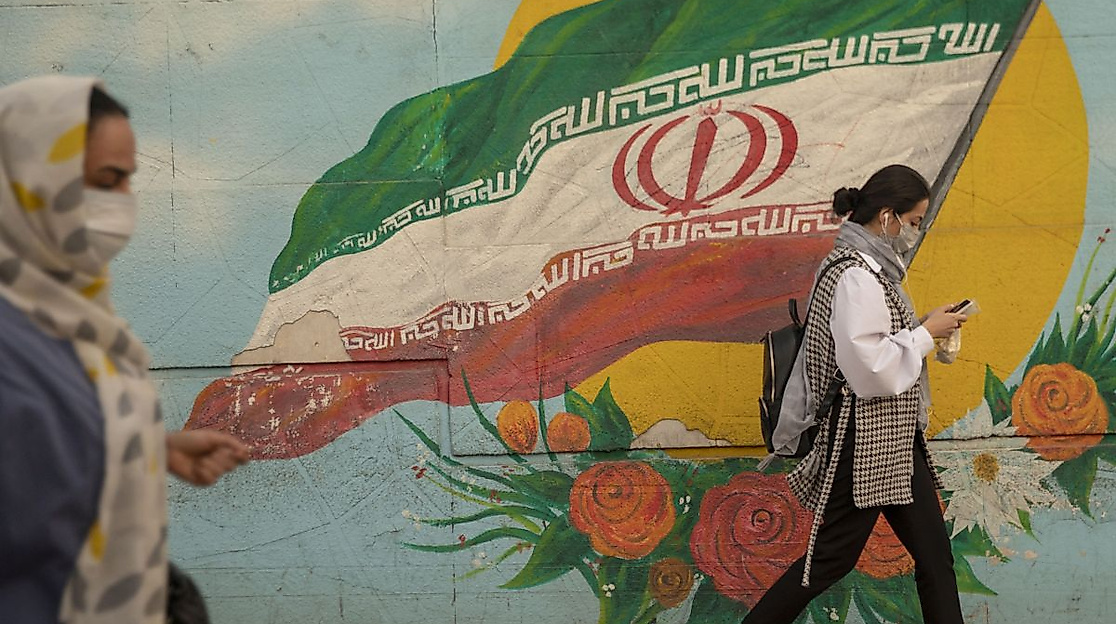 Passantin vor iranischer Flagge