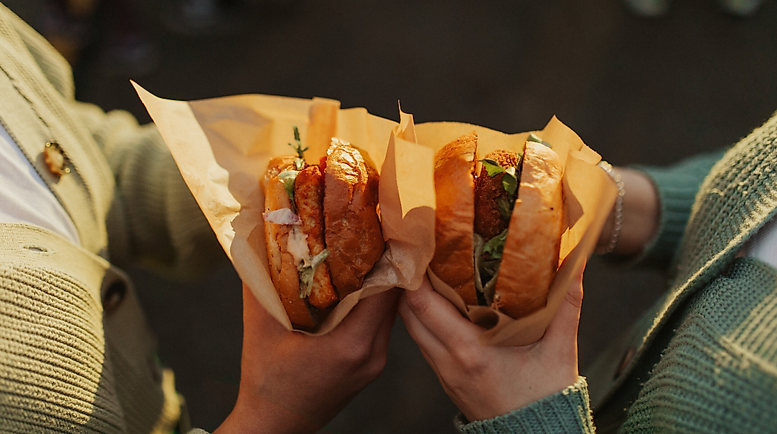 PfingsTON Scharbeutz Burger in Hand © TALB Joelle Dörnath