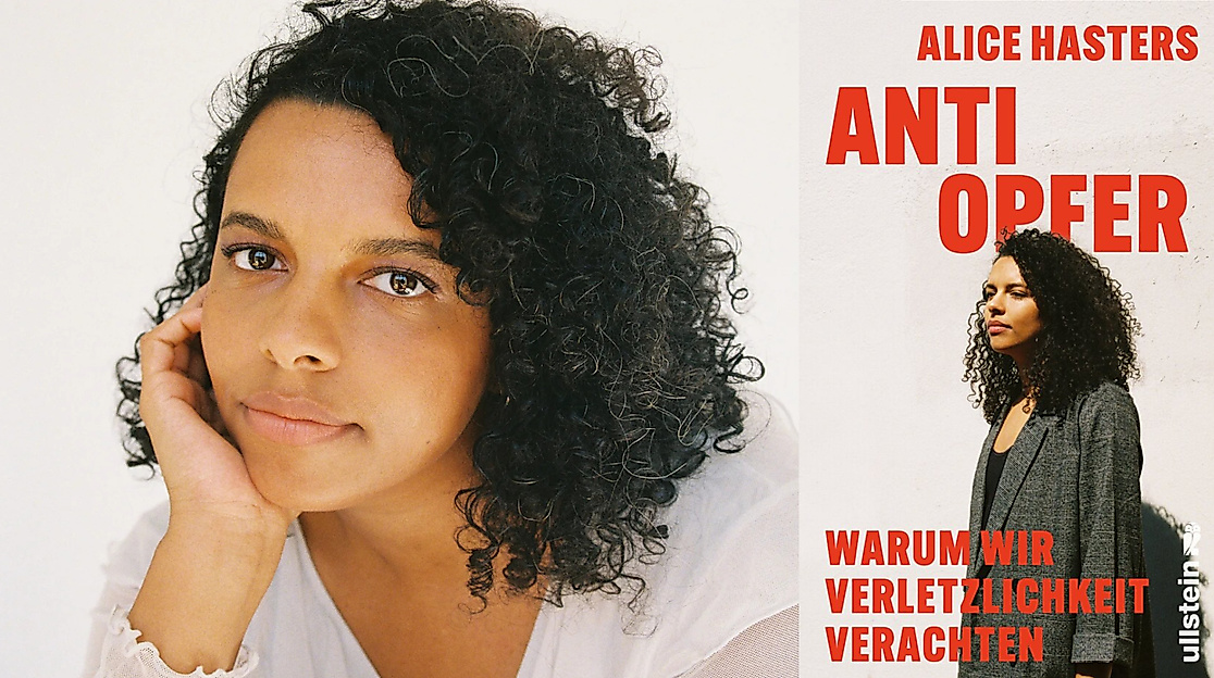 Alice Hasters schaut, den Kopf auf die Hand gestützt, direkt in die Kamera. Nebendran das Buchcover von »Anti Opfer«.