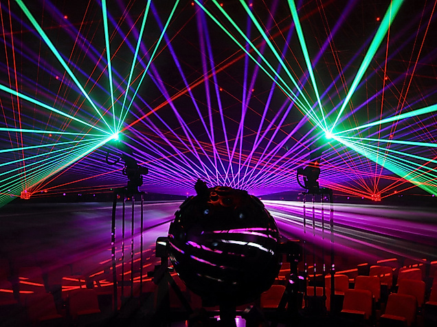 Bunte Lasershow im Kuppelsaal des Planetarium Hamburg mit Projektor im Vordergrund