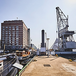 Historischer Museumshafen Övelgönne mit Segelschiffen, Krananlage und Blick auf die Elbe bei Sonnenschein