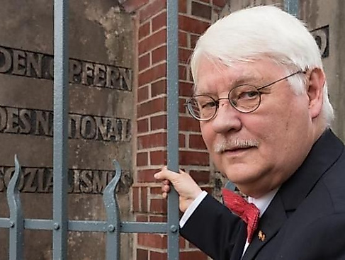 Mann vor Gedenkstätte