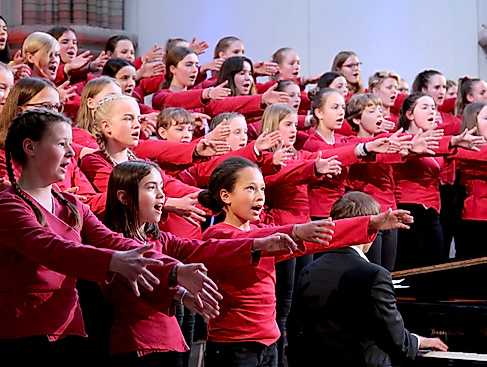Mädchenchor in Aktion