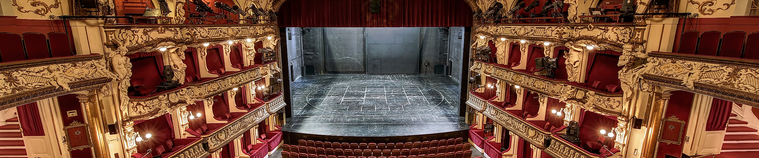 Blick von oben in den prunkvollen Theatersaal des Deutschen Schauspielhauses Hamburg mit Blick auf die Bühne.