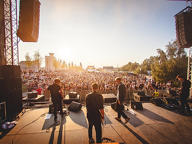 Blick von der Bühne auf das Publikum beim MS Dockville Festival in Hamburg bei Sonnenuntergang