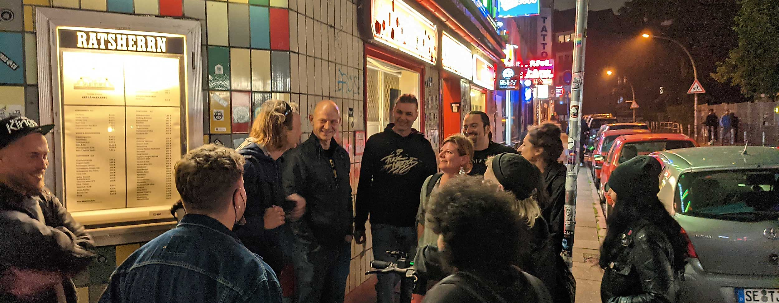 vor-unserem-kneipenstopp-im-silbersack-c-st-pauli-office