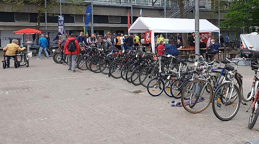 Fahrradflohmarkt aufgereihte Fahrräder Kunden