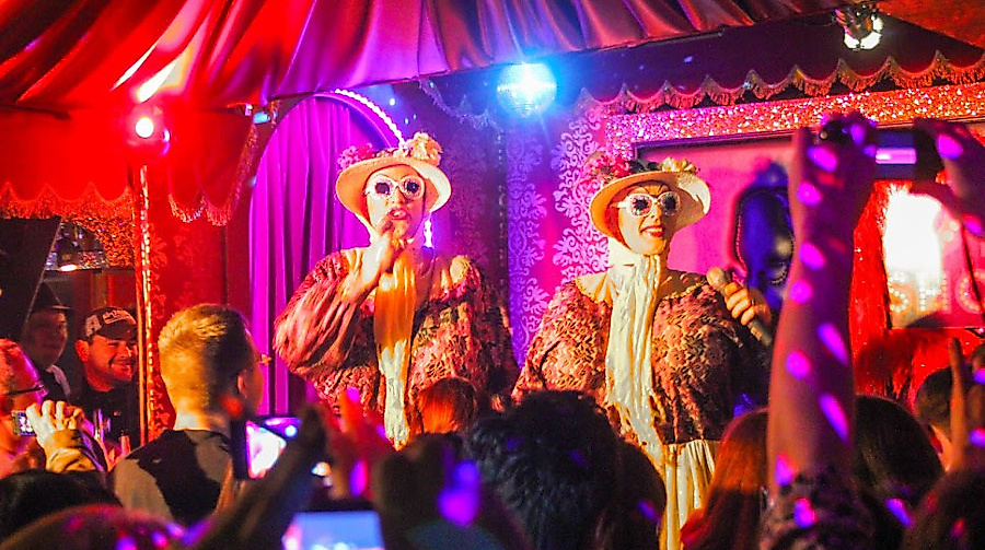 Drag Queens Barbie Stupid & Lee Jackson auf der Bühne in Olivias Show Club