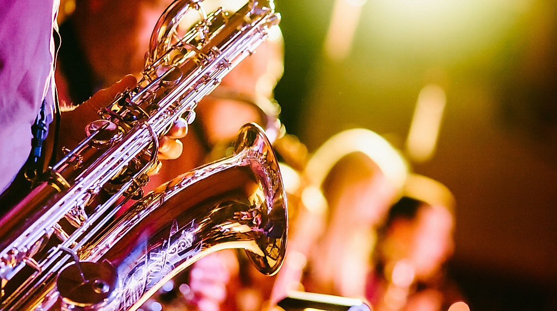 Person die Saxophon spielt