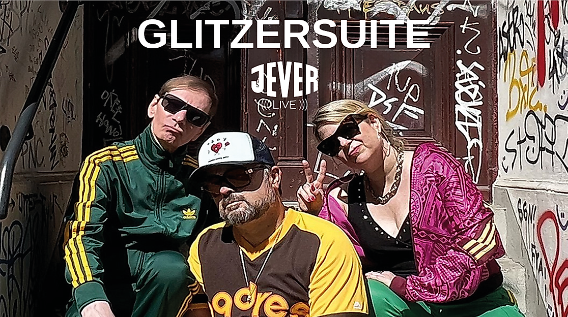 Glitzersuite vor Graffiti-Wand