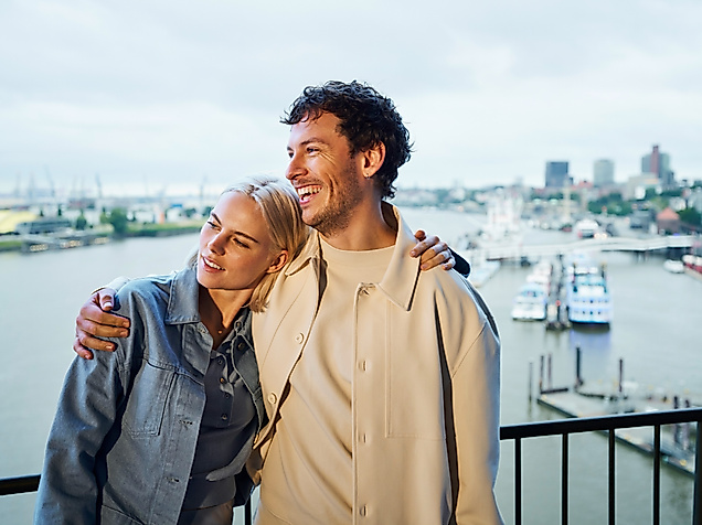 Ein Pärchen steht Arm in Arm auf der Aussichtsplattform der Elphi.