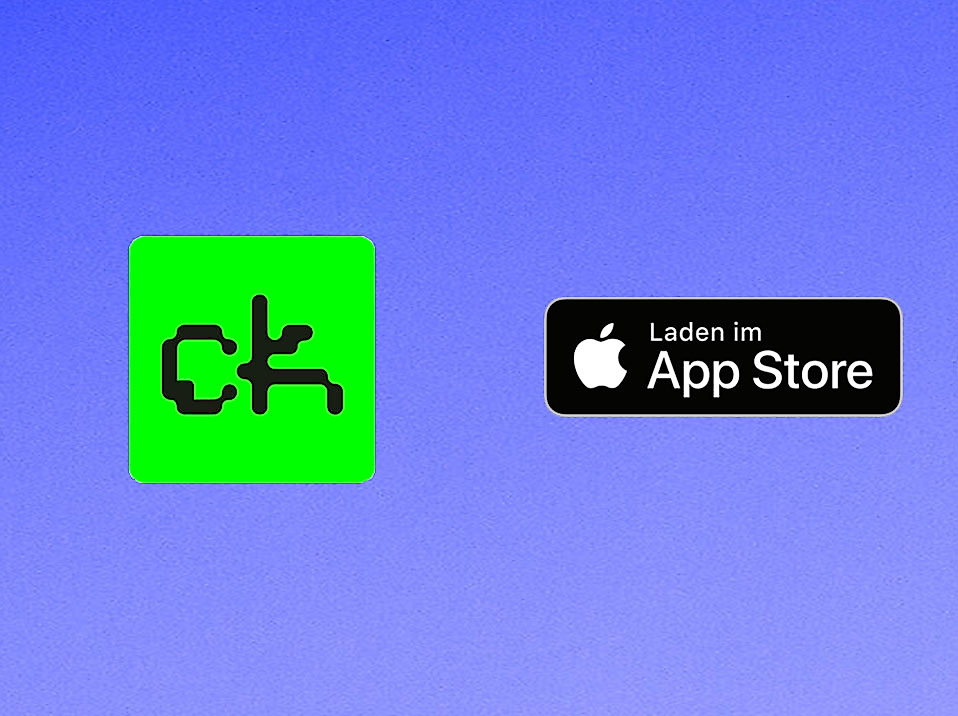 Clubkombinat-Logo neben „Download on the App Store“-Button auf blauem Hintergrund