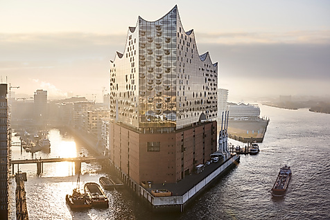 Luftaufnahme der Elbphilharmonie bei Sonnenaufgang