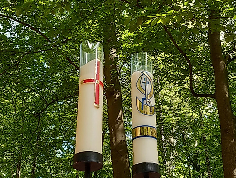 Kerzen im Pfingstwald