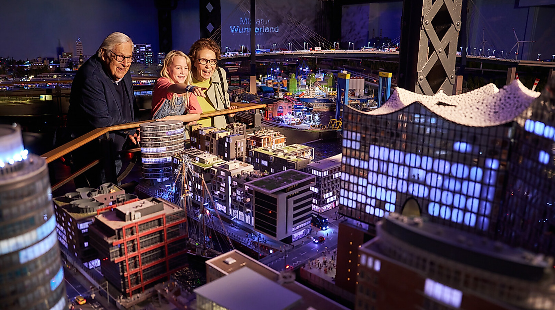 Großeltern mit Mädchen im Miniatur Wunderland