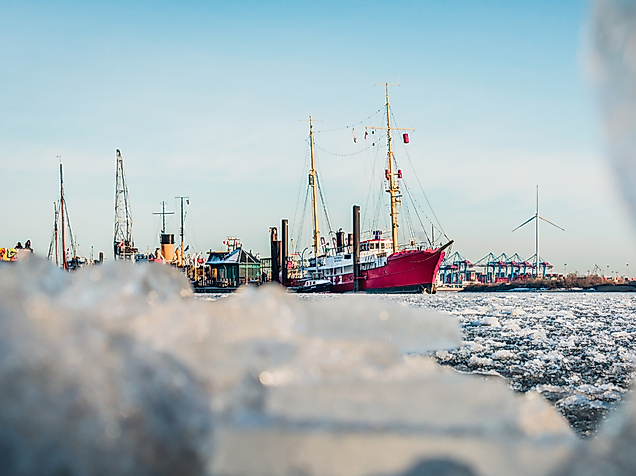 Blick auf Schiffe im Hamburger Hafen und die vereiste Elbe