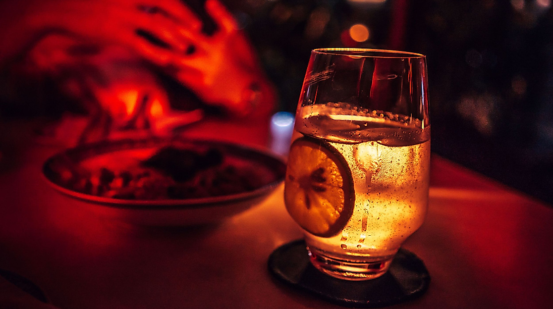 familieneck-bar-nachtleben-c-unsplash-ryan-tang