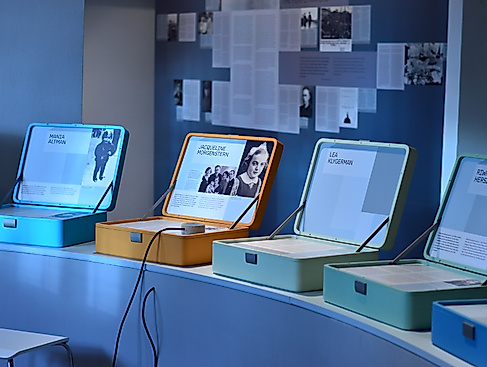 Blick in die Ausstellung Bullenhuser Damm