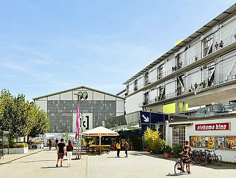 Ausblick auf das Kampnagel Gebäude, die Piazza, das Peacetanbul Restaurant und auf das alabama Kino.