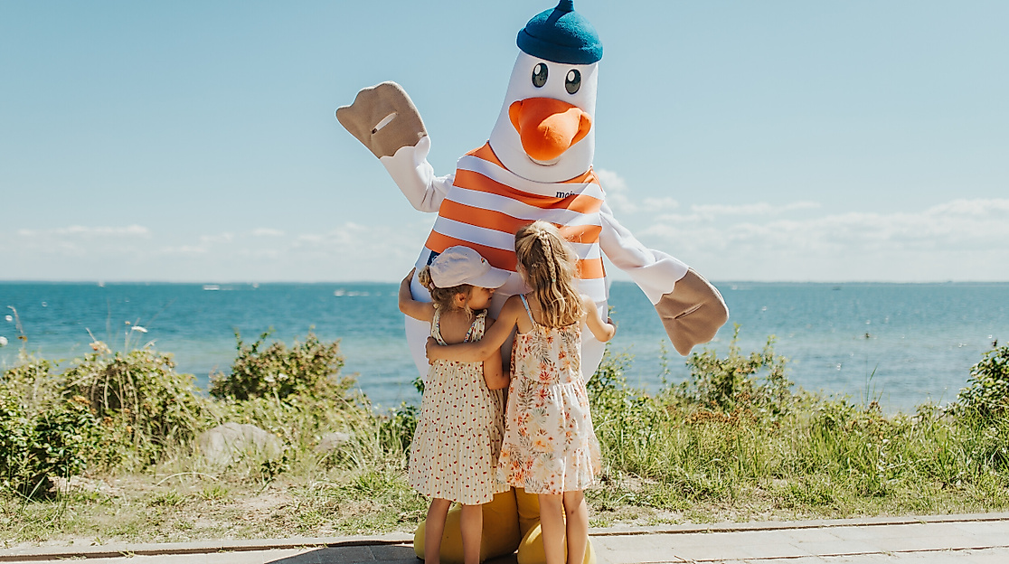 Promenadenfest Sierksdorf 2025 Kinder umarmen Mads Möwe © TALB Joelle Dörnath