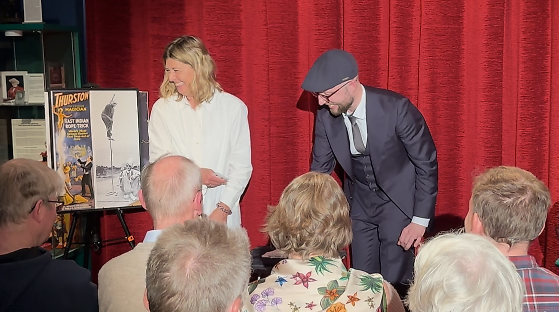 Magier Dr. Alex Romanoff und Zuschauerin auf der Bühne