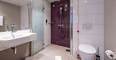 Barrierefreies Bad Premier Inn hamburg St. Pauli