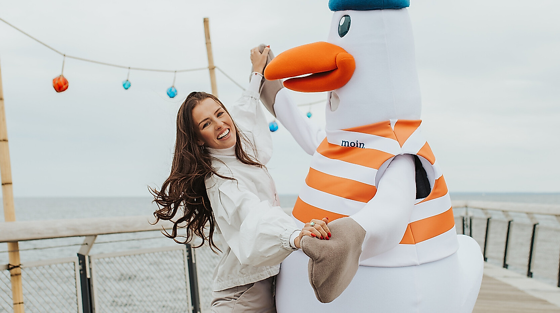 Seebrückenfest Haffkrug 2025 Patricija Ionel tanzt mit Mads Möwe © TALB Joelle Dörnath