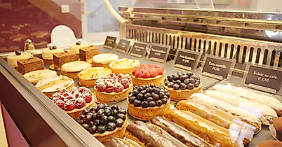 eclair-au-cafe_kuchentheke_c-2018-hamburg-tourismus-gmbh-johanna-nickel_01