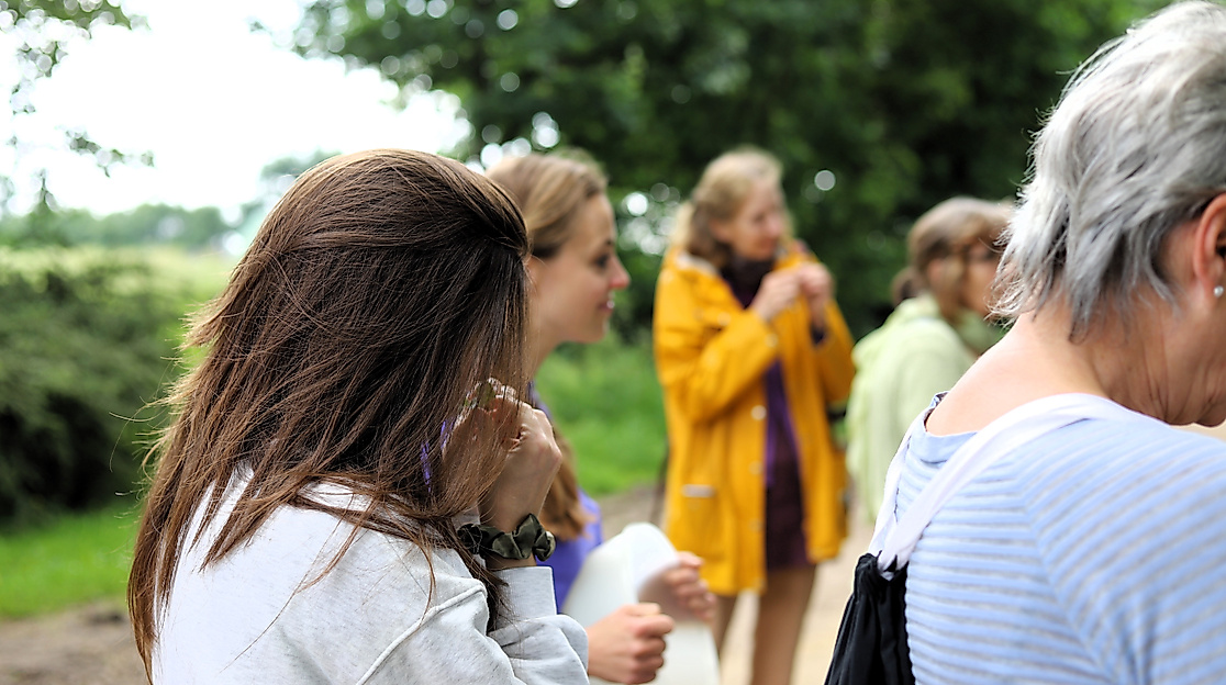 Menschen beim Wildkräuterkurs