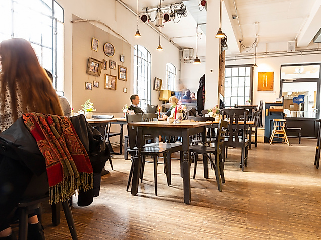 lee_maas_timo_sommer_hamburger_norden_cafe_luettliv_3000px_argb_312