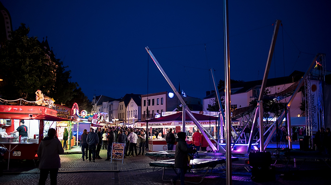 Belebter Jahrmarkt bei Nacht
