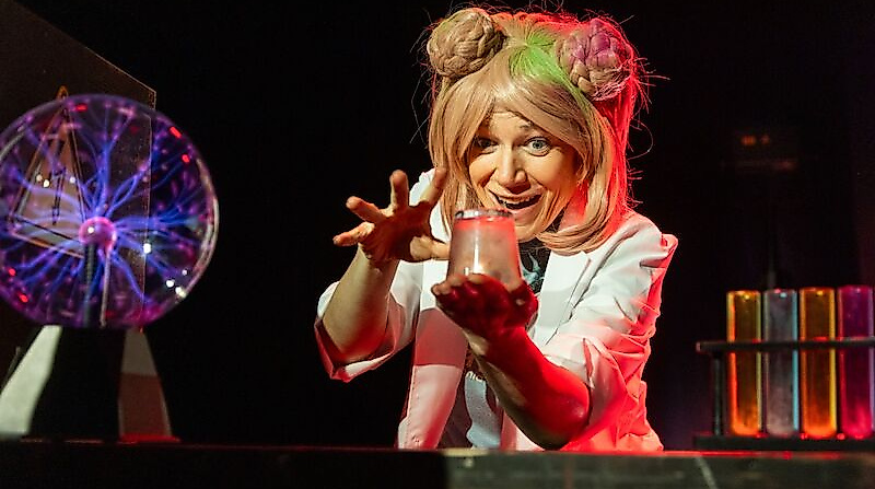 Profesora Bummbastic mit «KNALLEGRA» - Die interaktive Wissenschaftsshow für Kinder von 5-99 Jahren