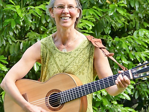 mit-Gitarre-800x500