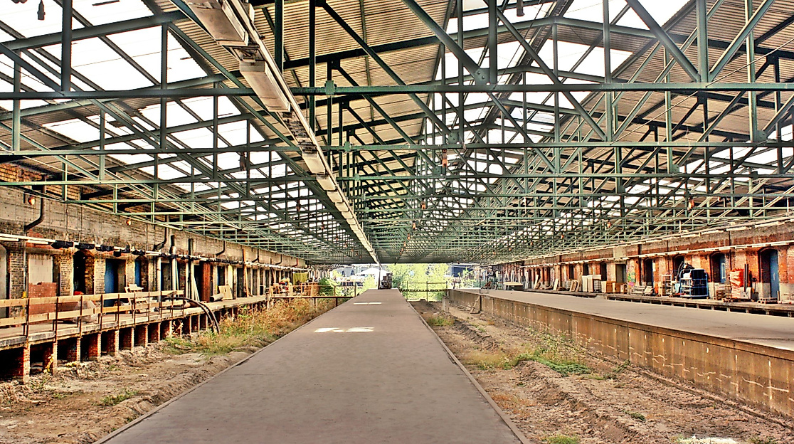 Stillgelegte Industriehalle mit Gleisen im Hamburger Oberhafenquartier als urbaner Freiraum