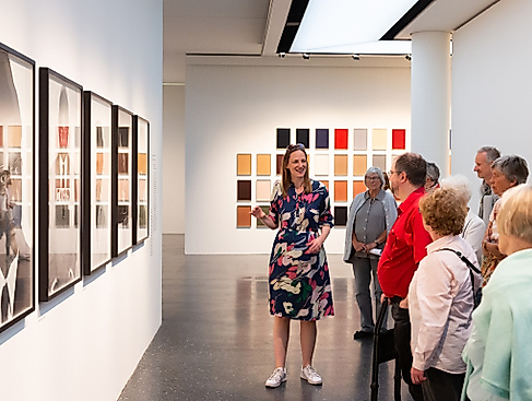 Clubguide in der Ausstellung (c) Ulrich Perrey