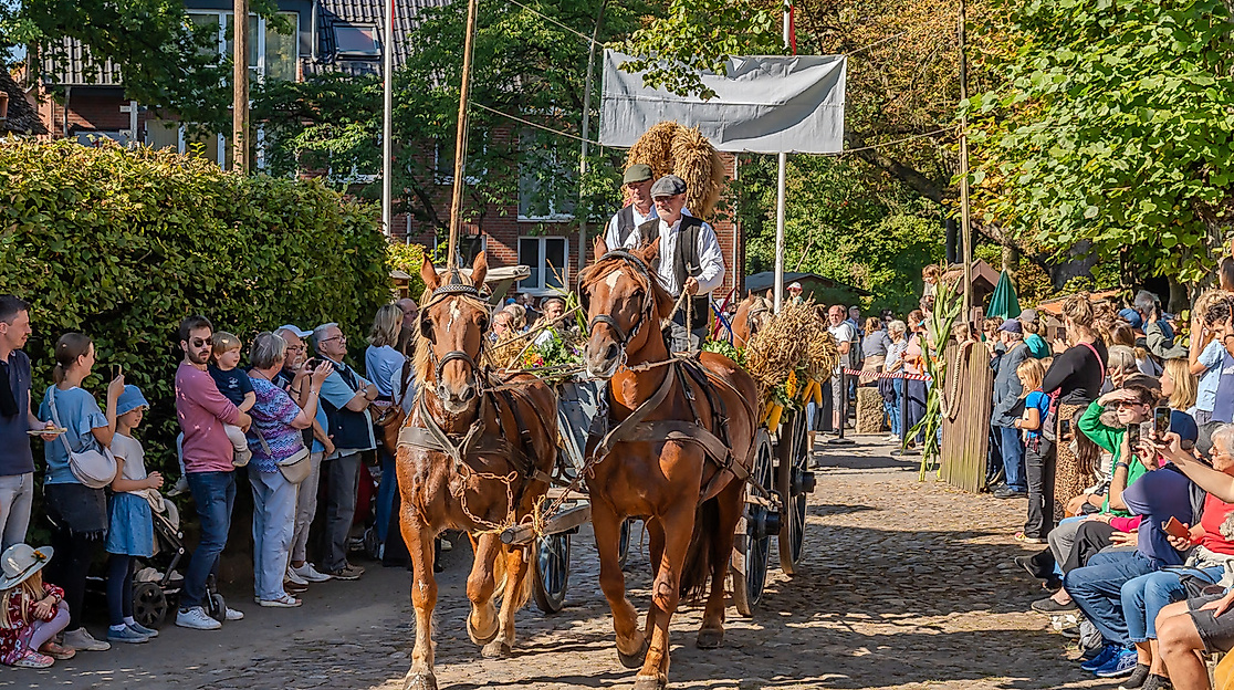 2024-_09_22_A74_Museumsdorf Volksdorf_Erntefest-_Pferdegespann_Erntekrone-01893