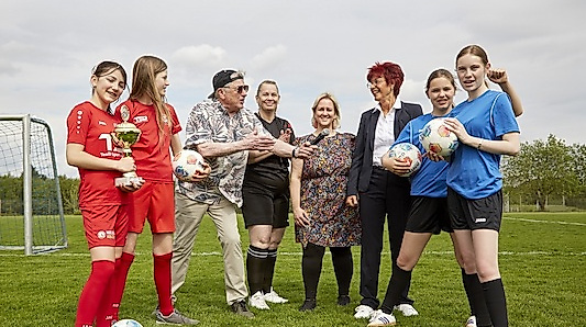 De Steenbeeker - Football, Frünnen un Deerns