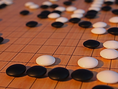 Brettspiel mit schwarzen und weißen Steinen