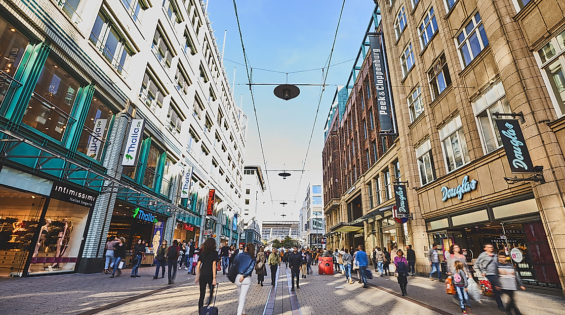 Einkaufsstraße Spitalerstraße bei Sonne mit Menschen 