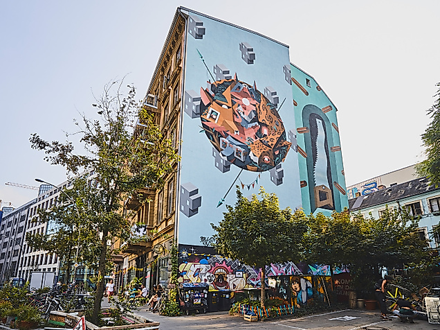 Bemaltes Haus im Gängeviertel Hamburg mit großem Wandbild und kreativ gestalteter Umgebung