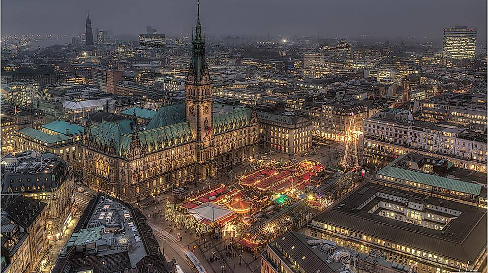 Rathaus Hamburg mit Weihnachtsmarkt