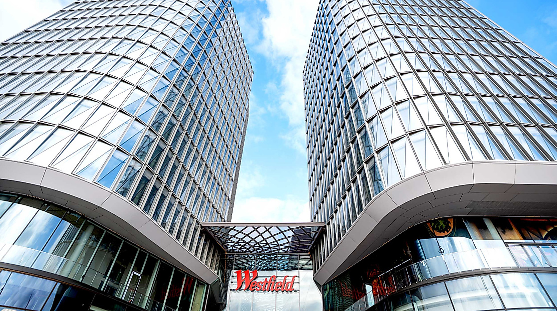 Zwei moderne Glastürme flankieren den Eingang zum Westfield Überseequartier in der Hamburger HafenCity