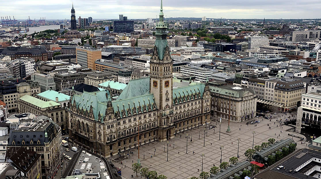 Das Hamburger Rathaus von oben