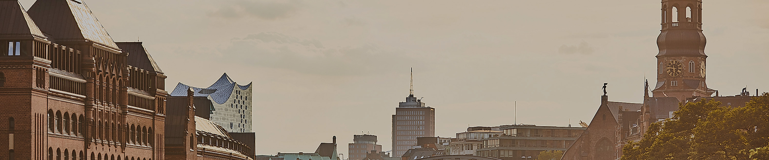 Blick auf Speicherstadt und Elbphilharmonie mit Nikolaikirche und Fleetszene im Hamburger Abendlicht