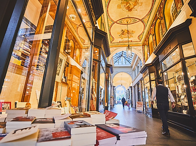 Elegante Passage mit historischen Deckenmalereien und Schaufenstern in den Alsterarkaden Hamburg