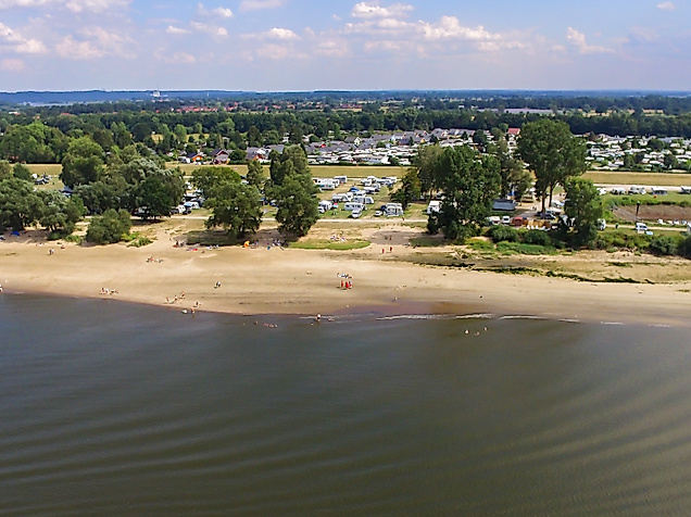 02-plaetze-an-der-elbe-stover-strand