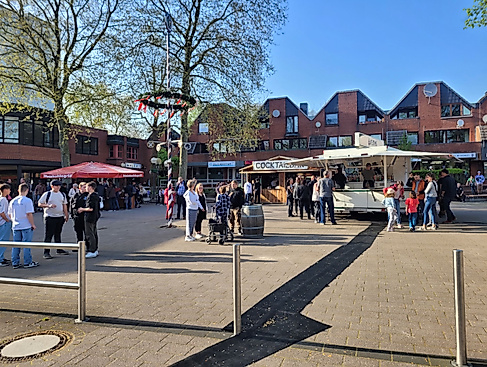 Stände und Geselligkeit rund um den Maibaum auf dem Marktplatz