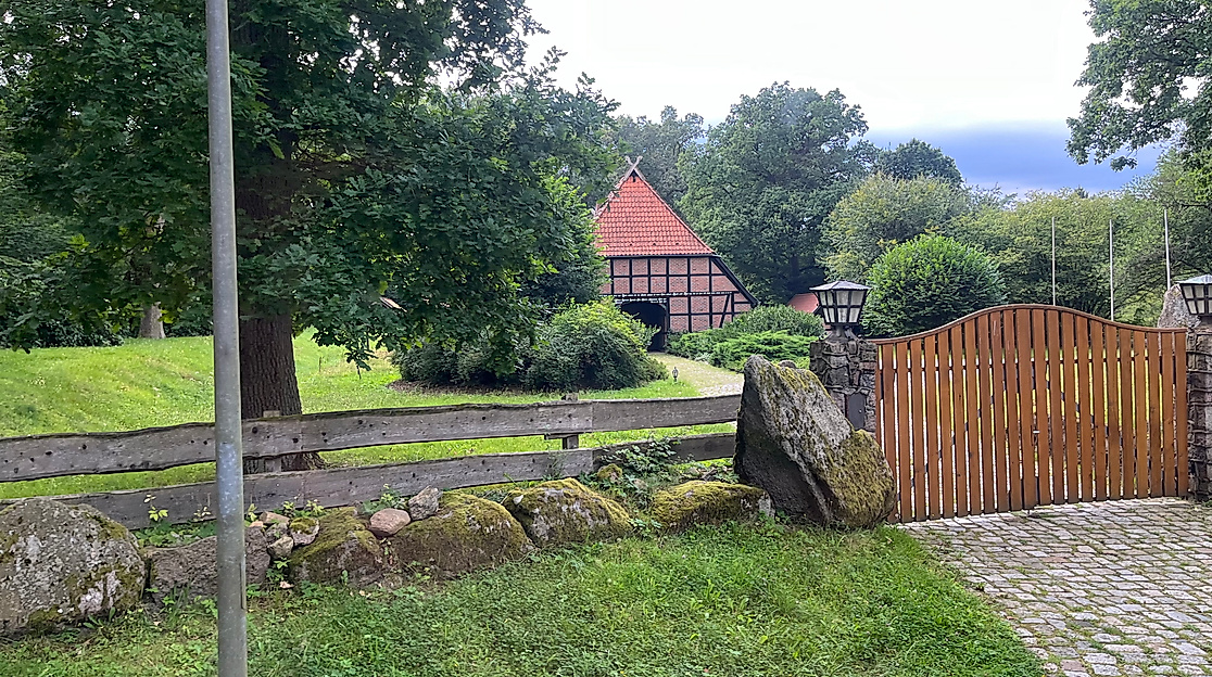 Blick hinter den Zaun