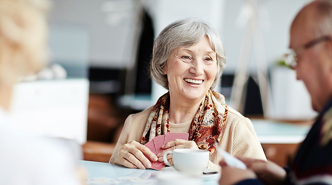 Symbolbild Parkinson-Café: ältere Menschen sitzen zusammen beim Kaffee.