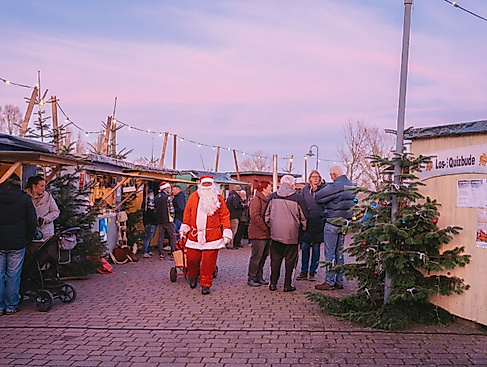 Maritimer Weihnachtsmarkt rund um den historischen Hafen